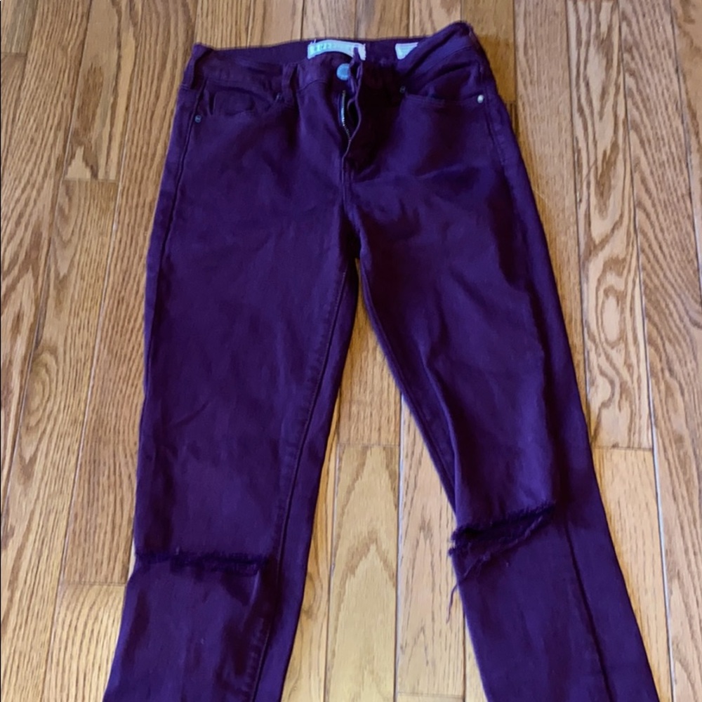 Bullhead size 24 distressed maroon skinny jeans